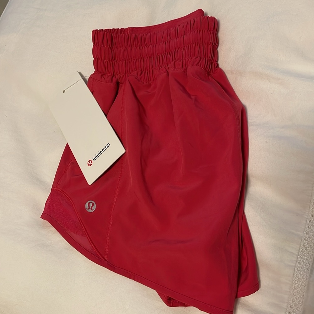 NWT Lululemon Hotty Hot High-Rise Short 2.5" CHERRY MIST RED SIZE 2 4 6 NWT nwt - Picture 2 of 4